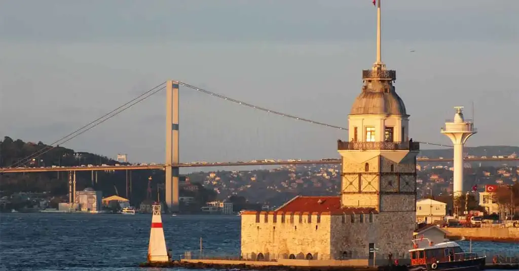 Tour de la jeune fille de Turquie