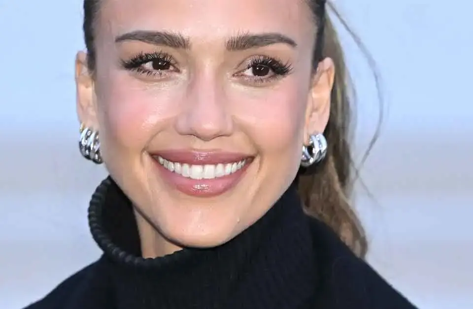 Jessica Albas Zähne