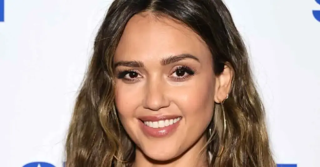 jessica Alba's teeth 